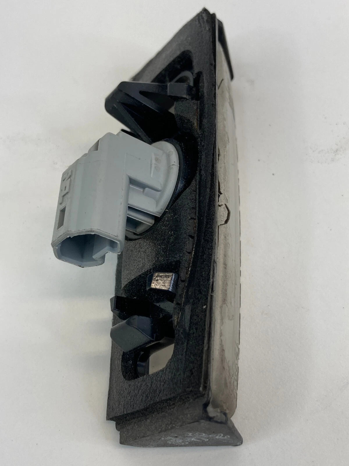 2002-2011 TOYOTA CAMRY SDN REAR TRUNK LID LICENSE PLATE LIGHT LAMP LENS E130553