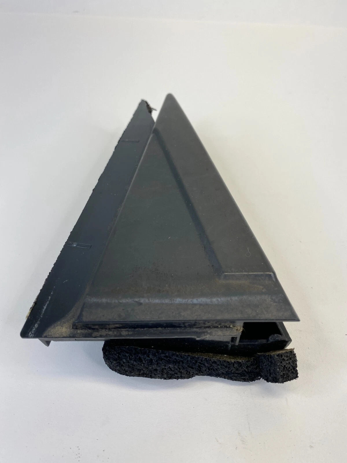 2008-2013 NISSAN ROGUE REAR RIGHT DOOR INNER CORNER WINDOW GLASS COVER CHANNEL