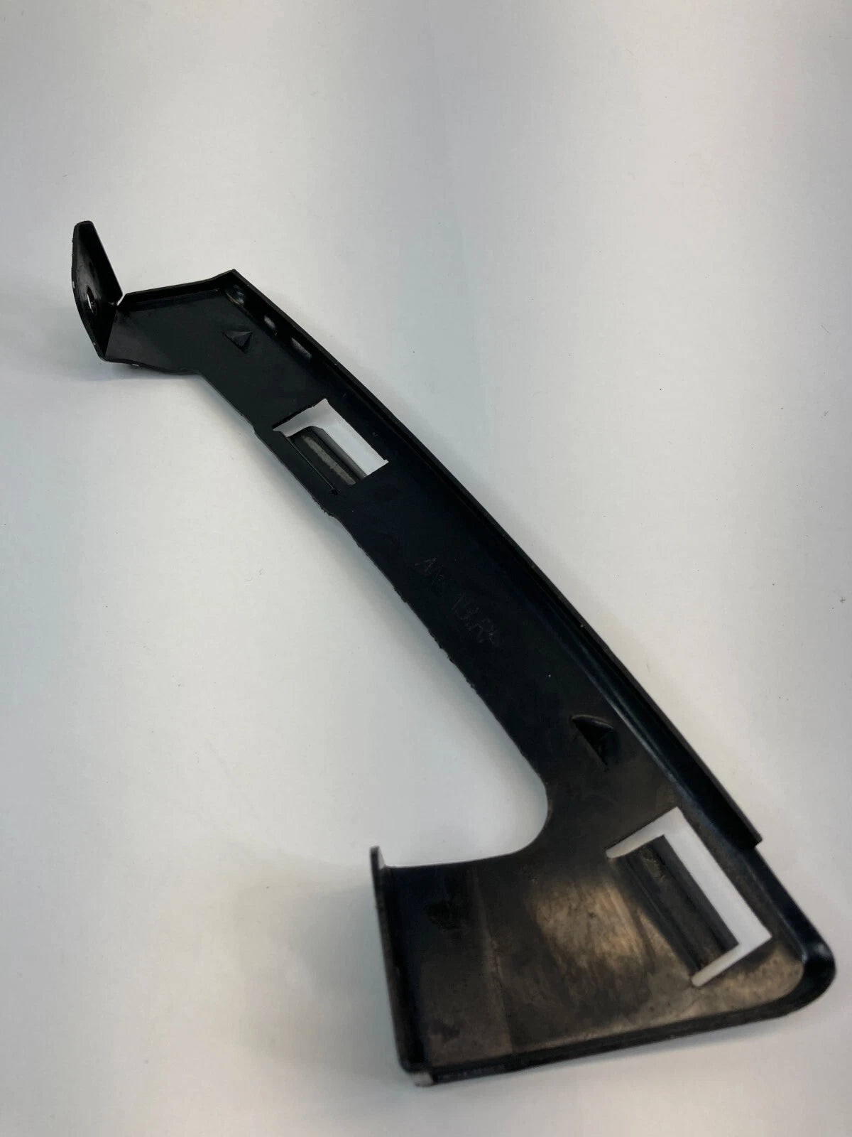 07-10 HYUNDAI ELANTRA FRONT RIGHT BUMPER COVER UPPER RETAINER BRACKET MOUNTING