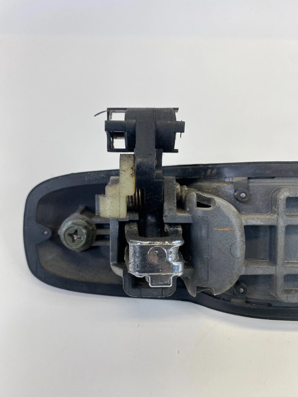 2003-2006 SUZUKI XL-7 REAR LEFT SIDE EXTERIOR DOOR HANDLE 82820-65D10 OEM