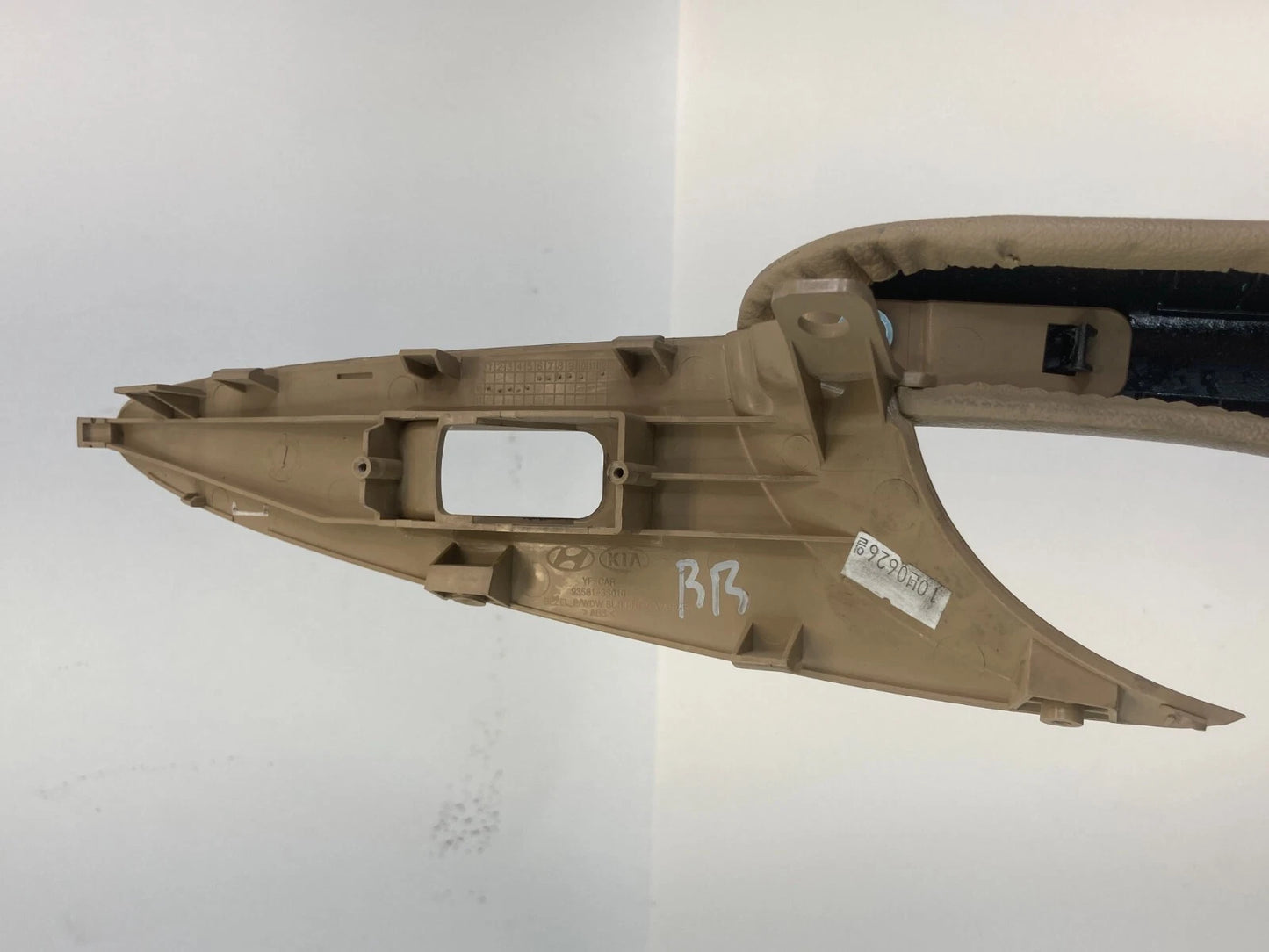 11-14 HYUNDAI SONATA REAR RIGHT DOOR ARMREST & WINDOW SWITCH BEZEL 93581-3S010
