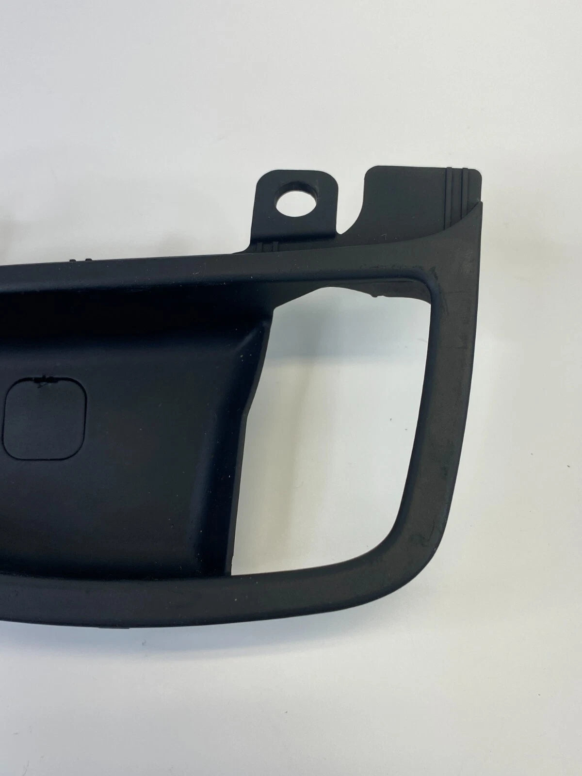 11-16 HYUNDAI ELANTRA FRONT RIGHT SIDE INSIDE DOOR HANDLE BEZEL 82621-MD000 OEM