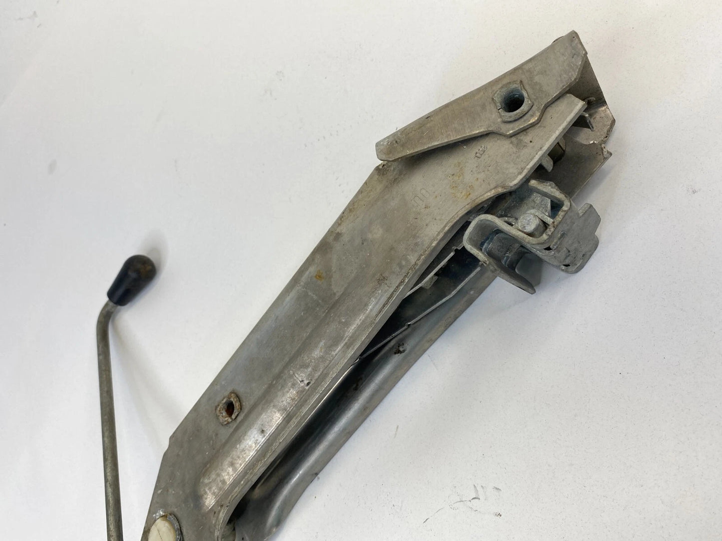 1998-2004 AUDI A6 98-05 VW JETTA EMERGENCY SPARE TIRE FLOOR JACK 8L0-011-031-A