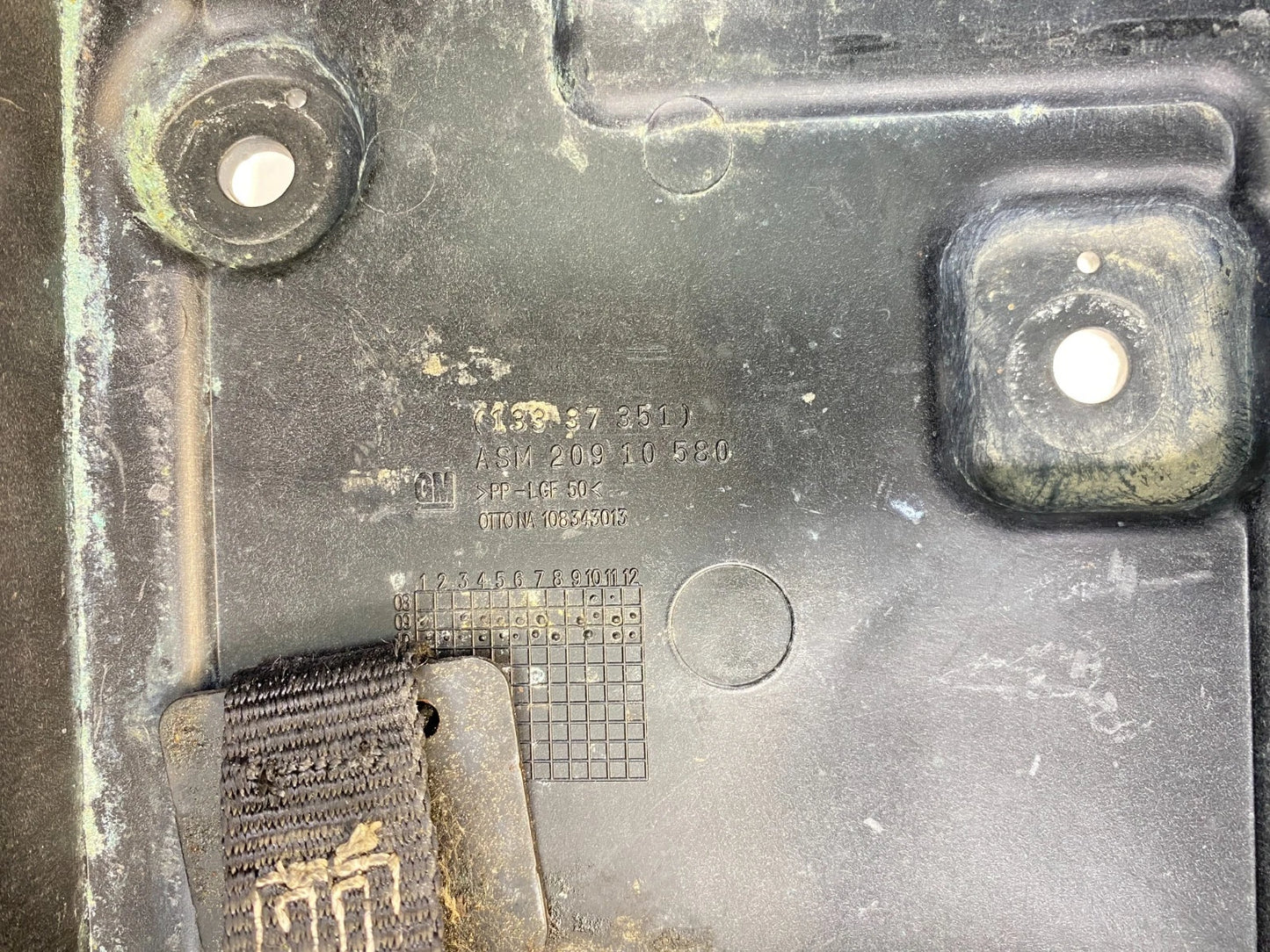 2010-2016 Buick LaCrosse 13-19 Cadillac XTS Battery Tray Compartment 20910580