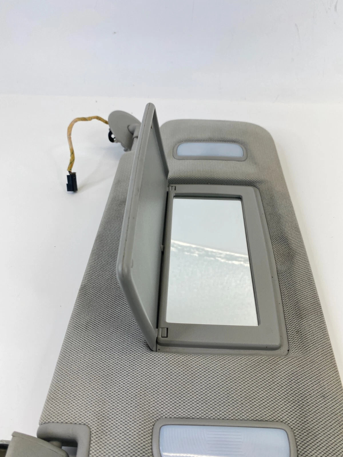 2010-2016 CADILLAC SRX RIGHT PASSENGER SIDE SUNVISOR SUN VISOR SHADE W/ MIRROR