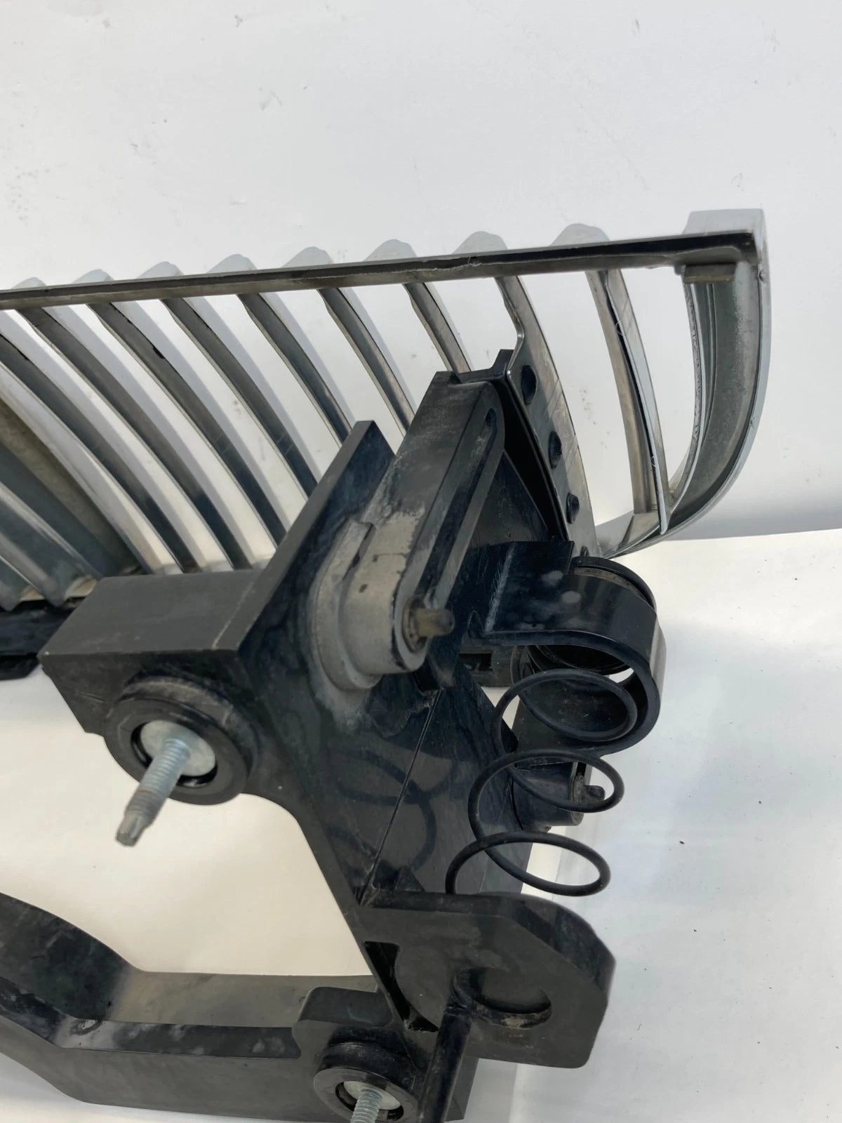 1998-2002 LINCOLN TOWN CAR FRONT UPPER GRILLE CHROME W/ EMBLEM XW13-8200-BA OEM