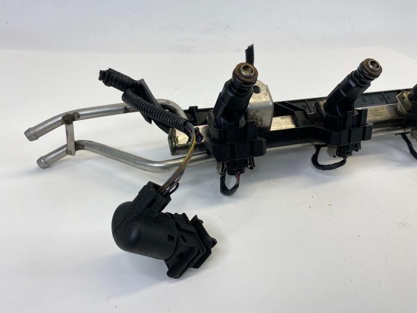 1999-2005 Volkswagen Beetle AT Fuel Injection Rail W/ Injectors 06A-133-681-B