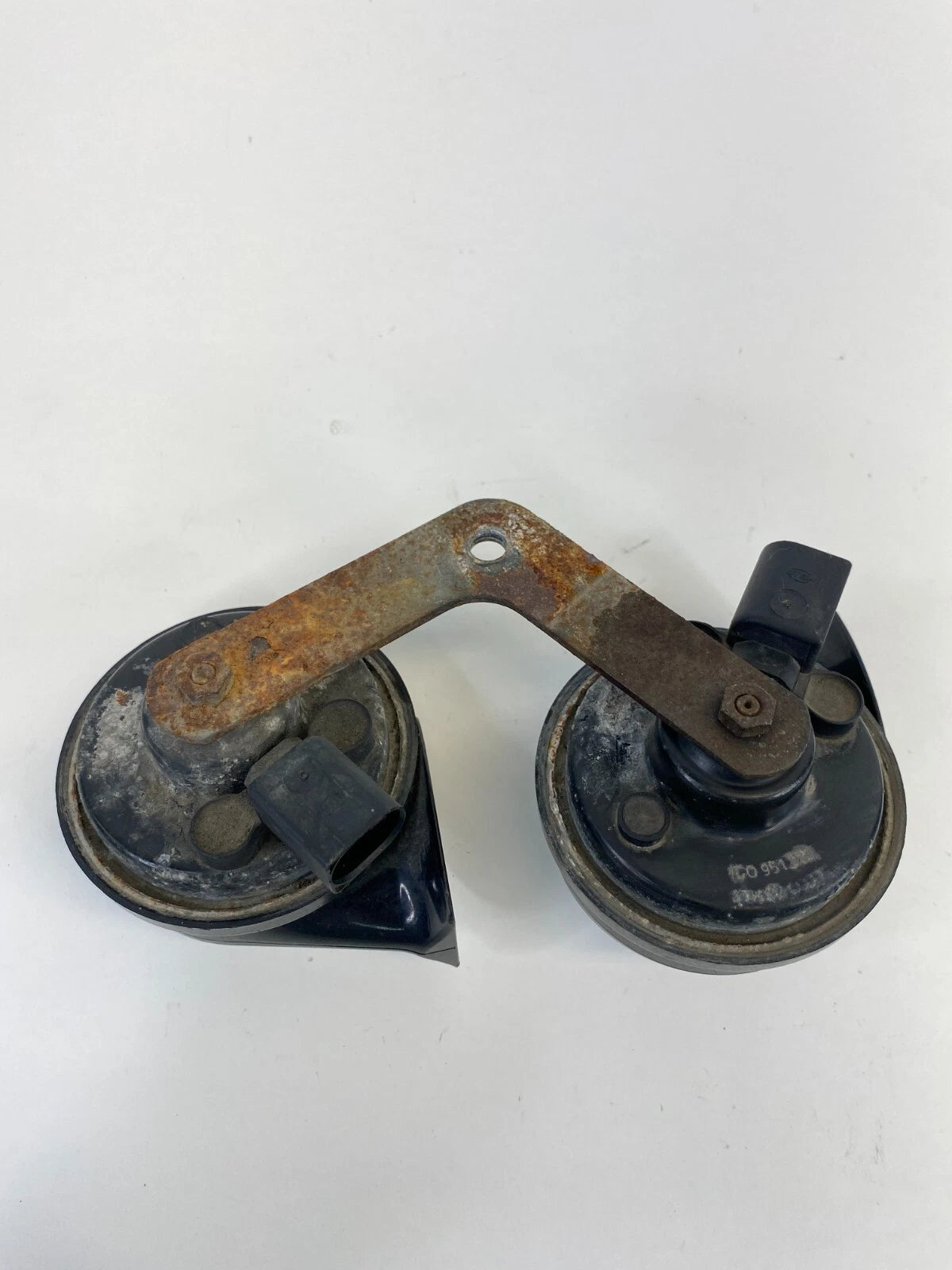 98-10 VW NEW BEETLE DUAL TONE HORN ASSEMBLY HIGH LOW PITCH SNAIL OEM E1-000209