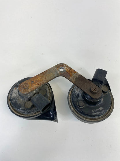 98-10 VW NEW BEETLE DUAL TONE HORN ASSEMBLY HIGH LOW PITCH SNAIL OEM E1-000209