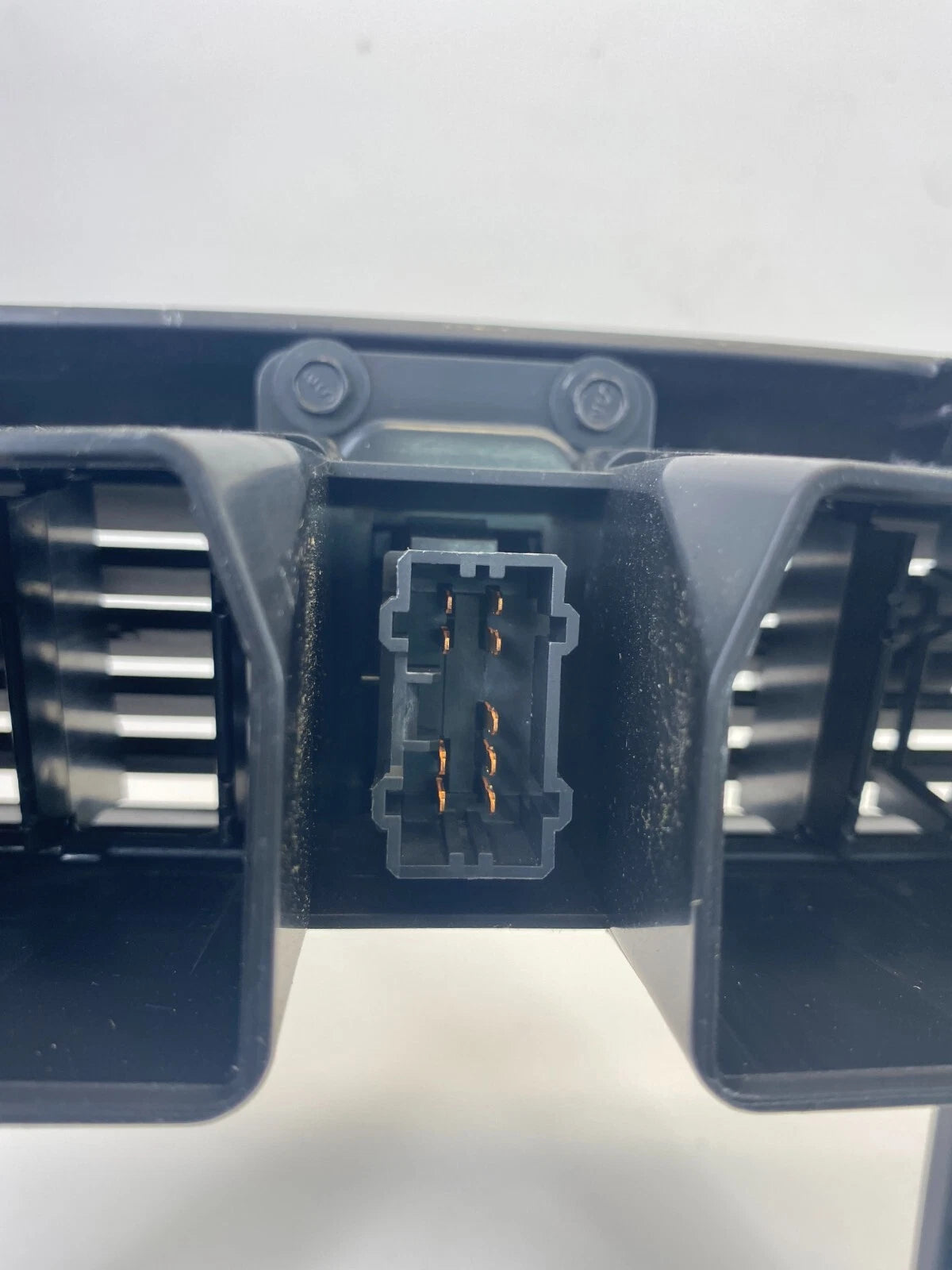 07-09 SUZUKI XL-7 CENTER DASH RADIO BEZEL AIR VENT HAZARD SWITCH TRIM PANEL OEM