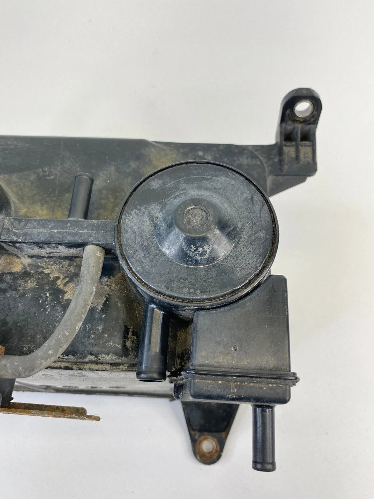 96 97 98 99 00 TOYOTA 4RUNNER TACOMA 2.7L FUEL VAPOR CHARCOAL CANISTER OEM