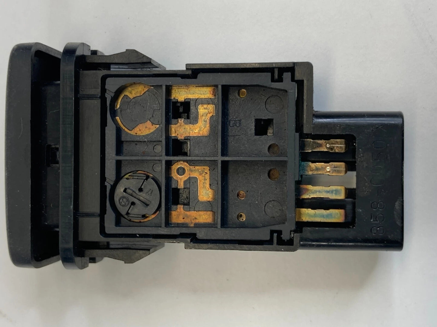 2006-2013 TOYOTA HIGHLANDER FUEL FILLER GAS OPENER DOOR CONTROL SWITCH 15A492