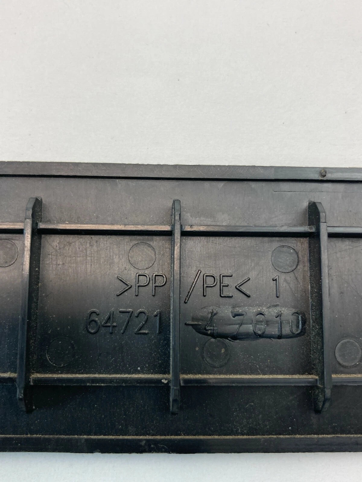 2004-2009 TOYOTA PRIUS RR TRUNK LUGGAGE COMPARTMENT ACCESS COVER OEM 64721-47010