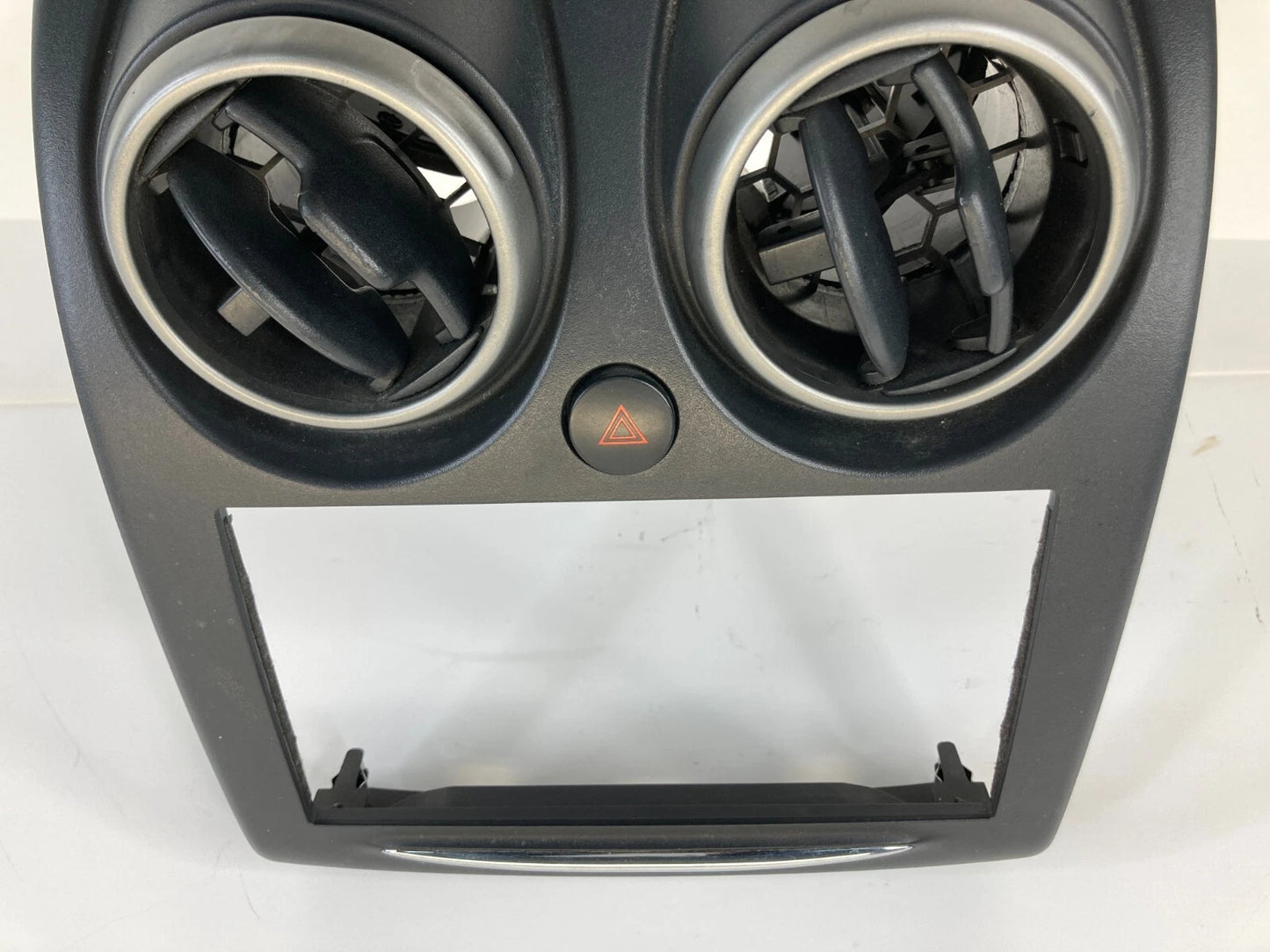 2011-2013 NISSAN ROGUE CENTER DASH RADIO BEZEL TRIM W/ AIR VENT ASSY 68260-1VK0A