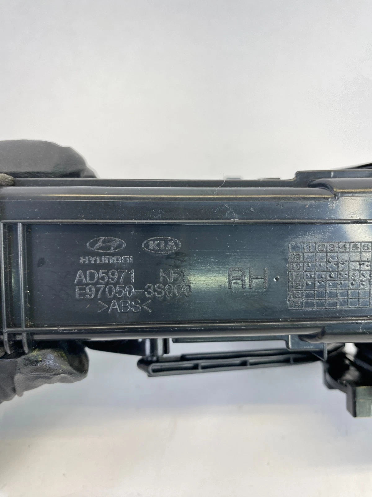 2011-2014 HYUNDAI SONATA CENTER CONSOLE REAR RIGHT A/C AIR VENT 97050-3S000 OEM