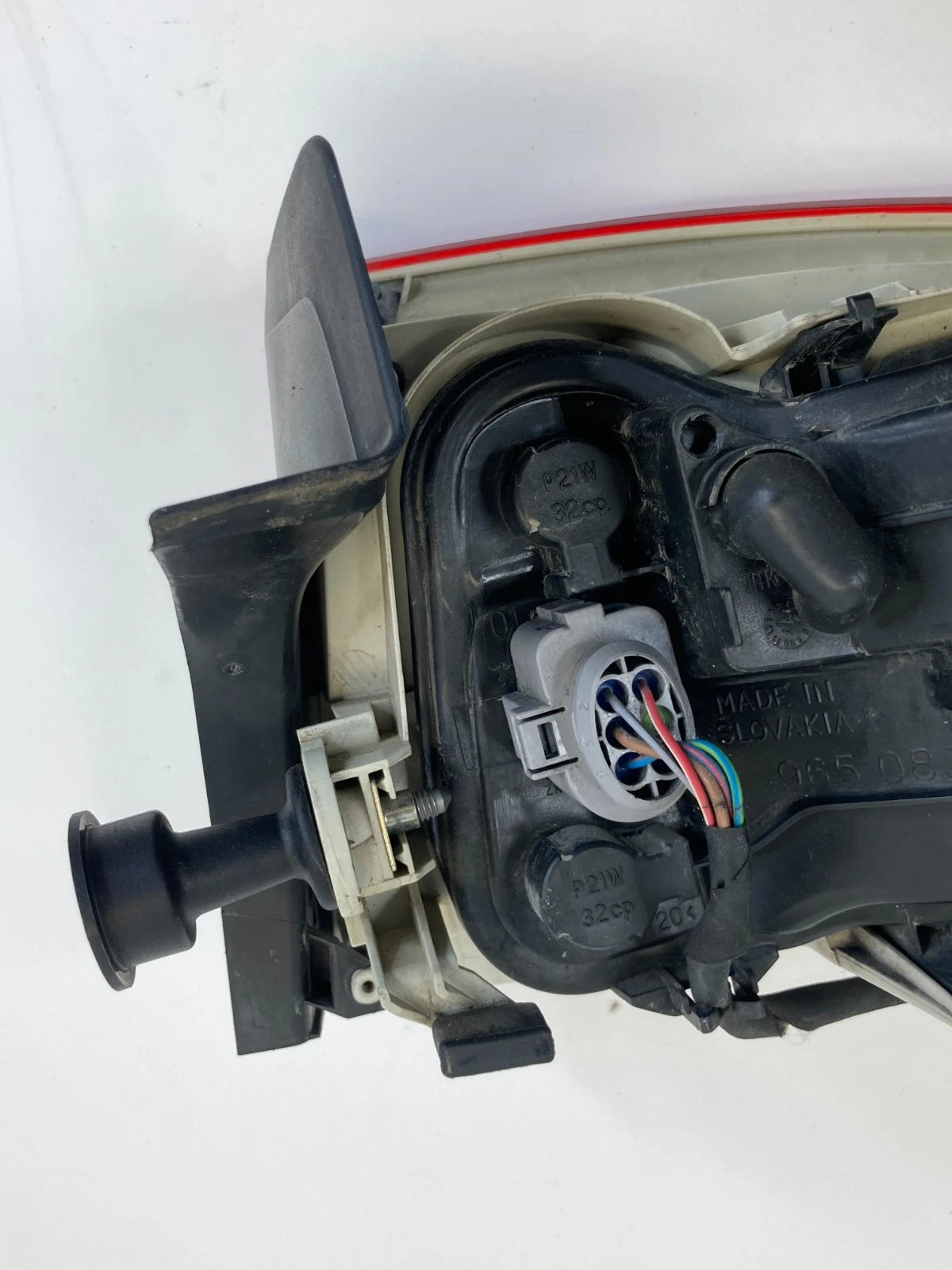 2005-2008 AUDI A4 QUATTRO OUTER REAR LEFT DRIVER SIDE TAIL LIGHT 8E5945095 OEM