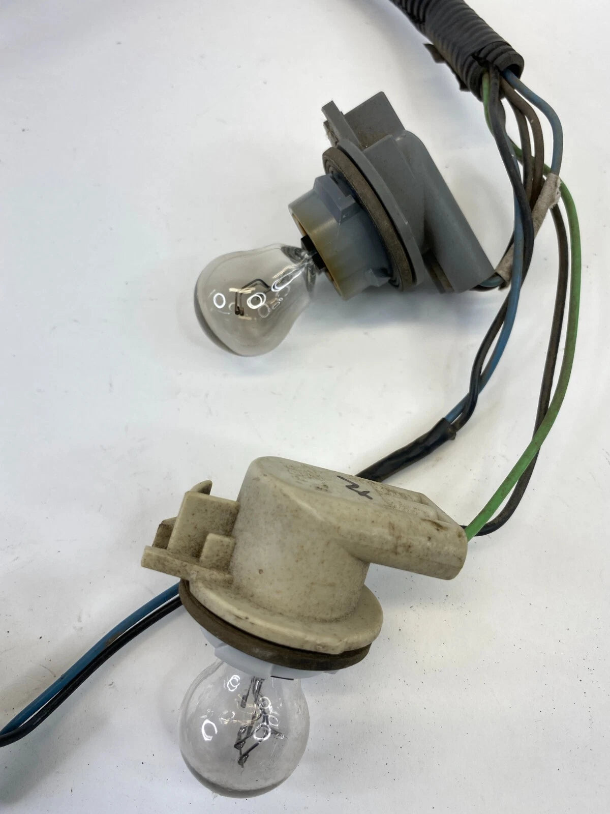 2000-2003 GMC YUKON REAR LEFT DRIVER SIDE TAIL LIGHT TAILLIGHT SOCKET CONNECTOR