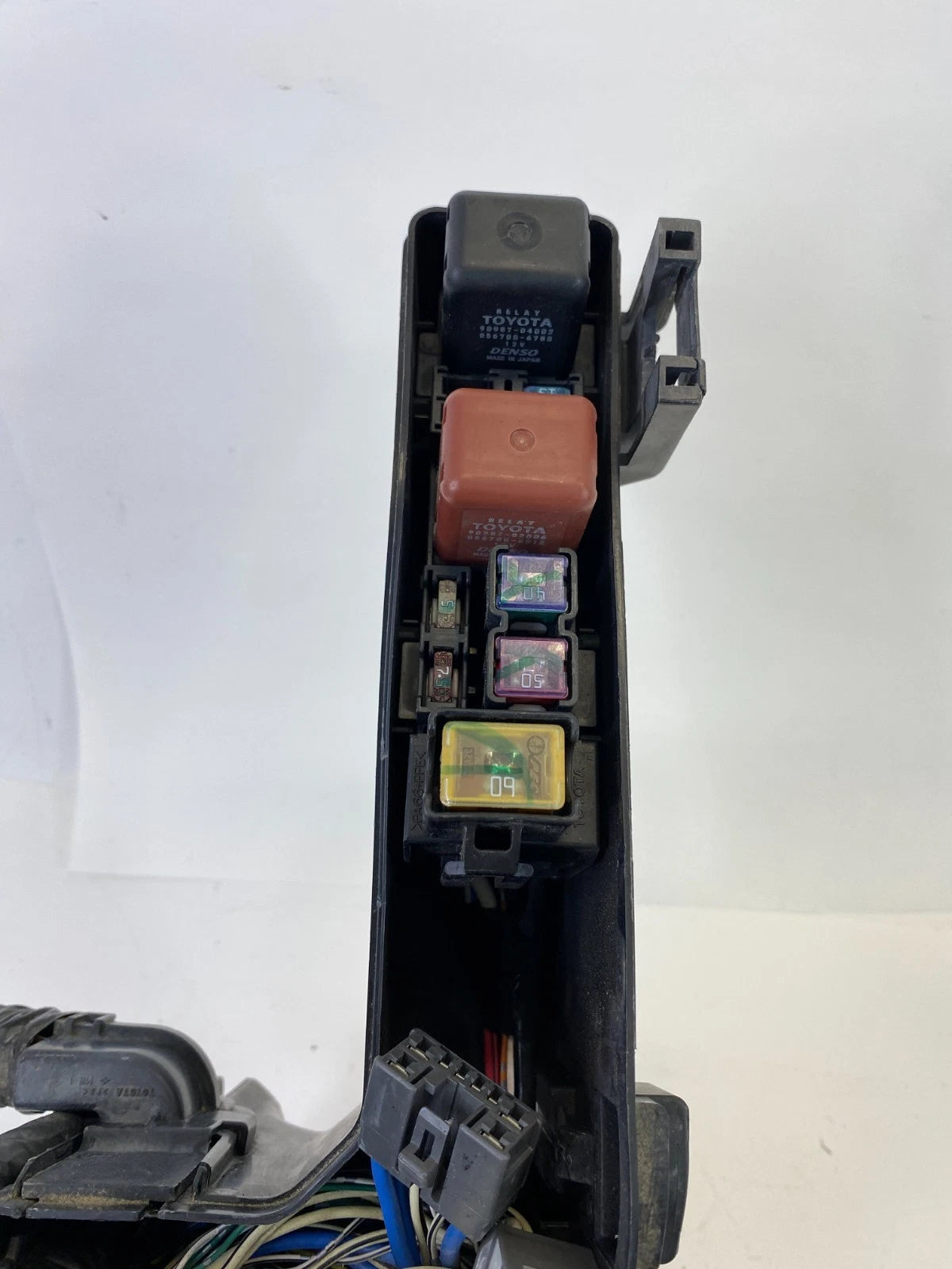 2002 2003 2004 TOYOTA AVALON ENGINE COMPARTMENT FUSE BOX RELAY JUNCTION BLOCK