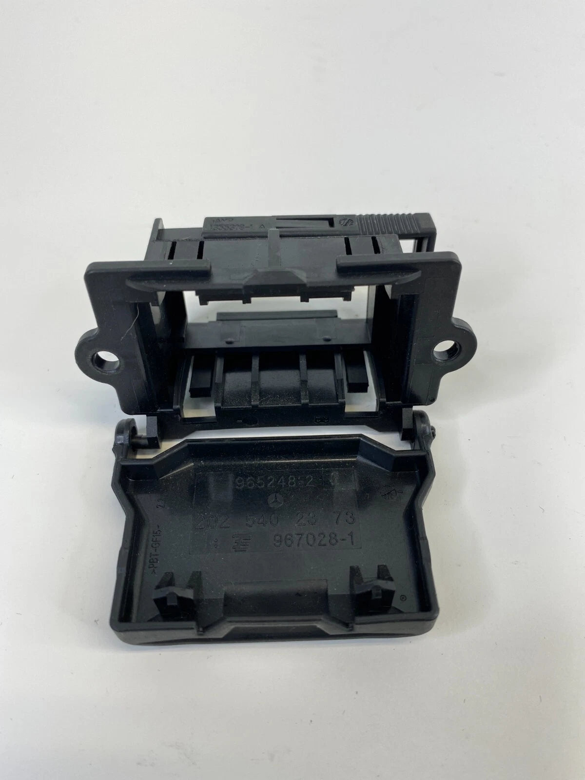2012-2016 MERCEDES-BENZ E350 DIAGNOSTIC PLUG PORT UNDER COVER 202-540-23-73 OEM