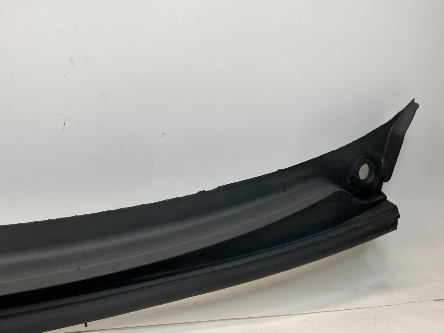 1999 2000 BMW 323i Front Lower Windshield Cowl Panel Cover Top Trim 8-208-483