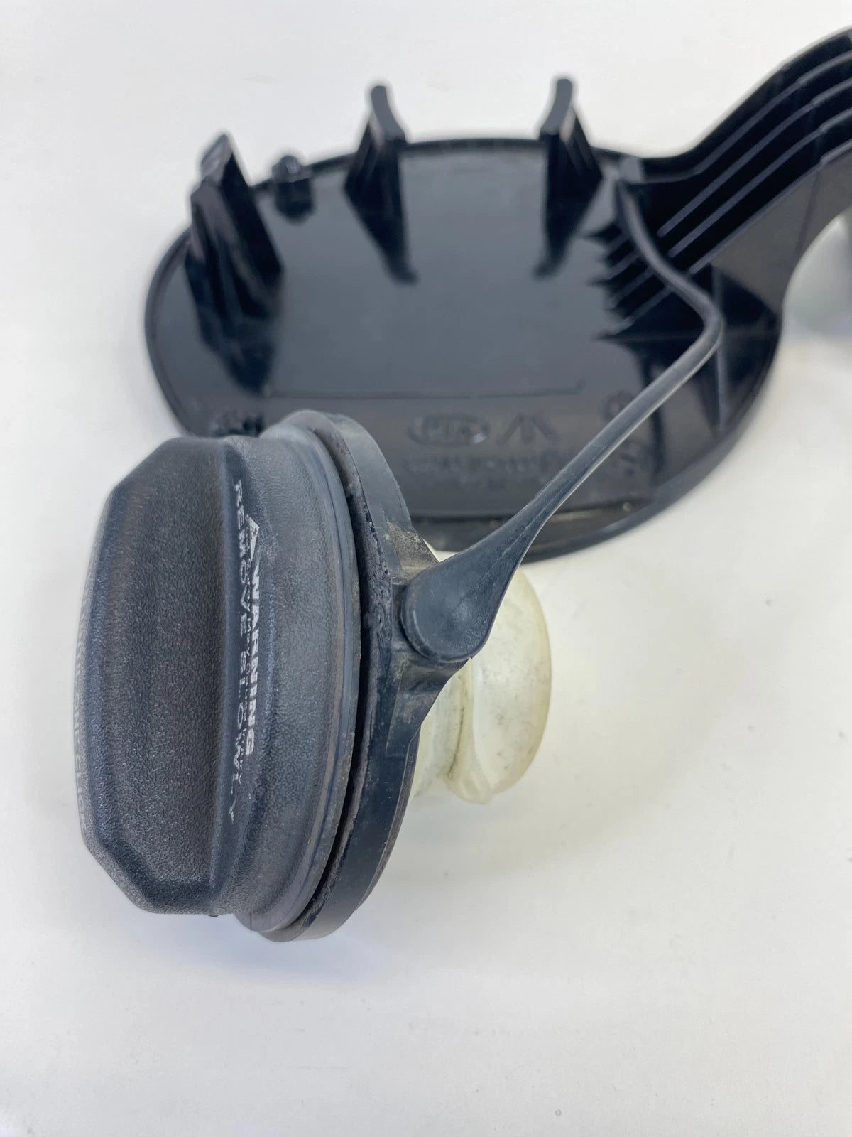 2014-2019 Kia Soul WAGON Fuel Filler Door w/Gas Tank Cap Lid 69510-B2000