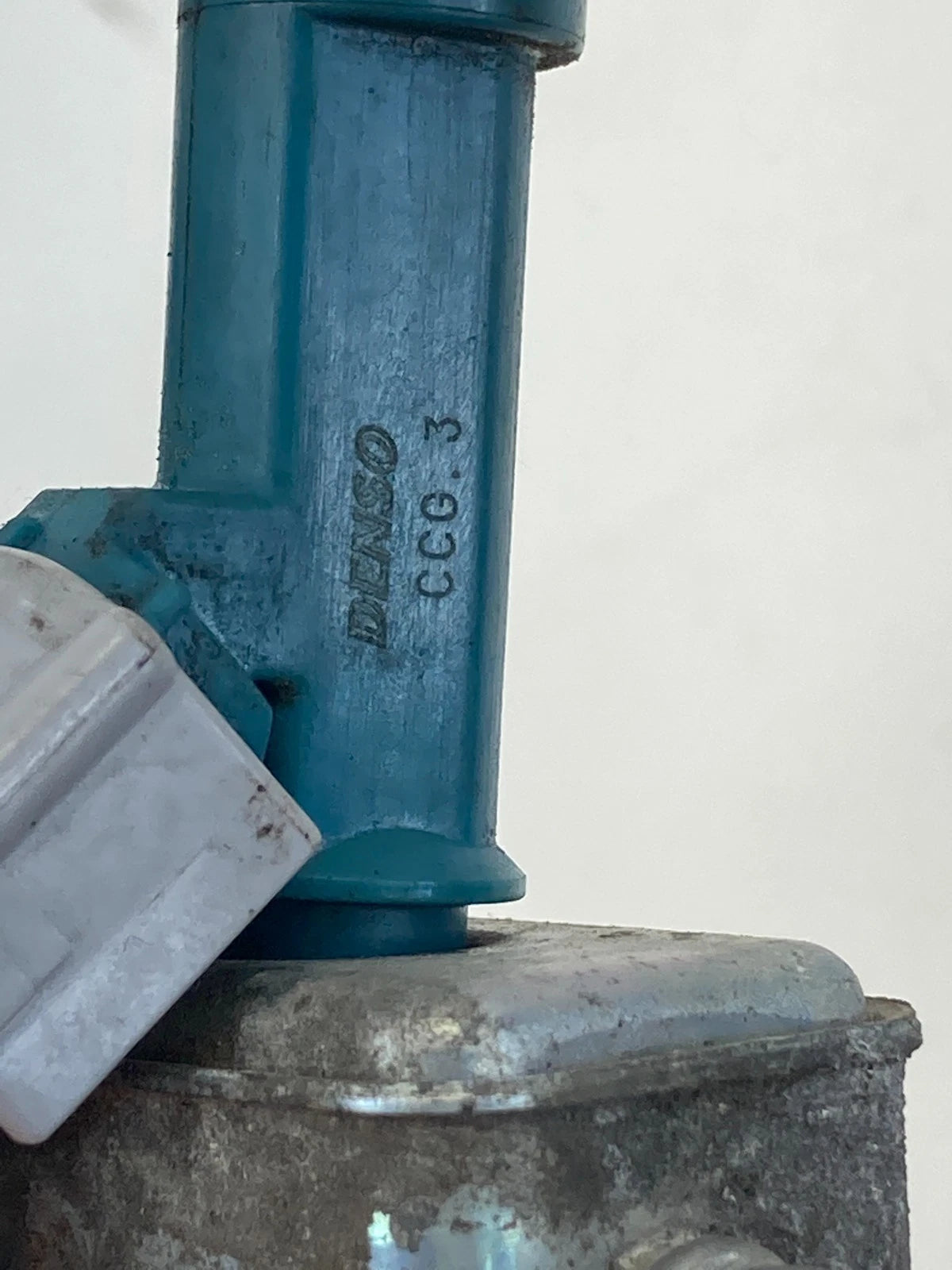 10-15 Toyota Prius 1.8L L4 AT Engine Fuel Injection Pipe Rail W/ Injectors OEM