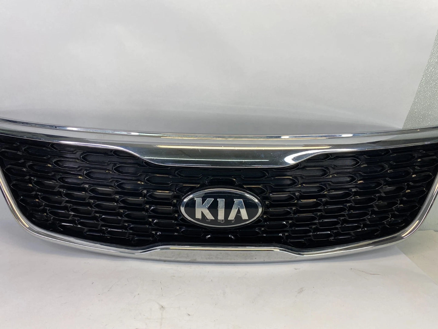 2014 2015 KIA SORENTO FRONT BUMPPER UPPER GRILLE W/ CHROME TRIM 86350-1U500 OEM