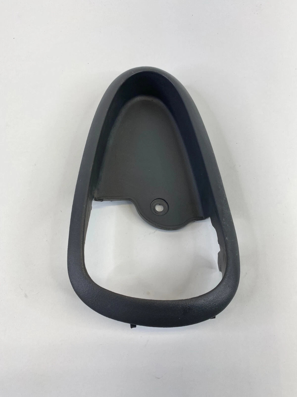 99-05 PONTIAC GRAND AM REAR RIGHT SIDE INTERIOR DOOR HANDLE COVER BEZEL 22617660