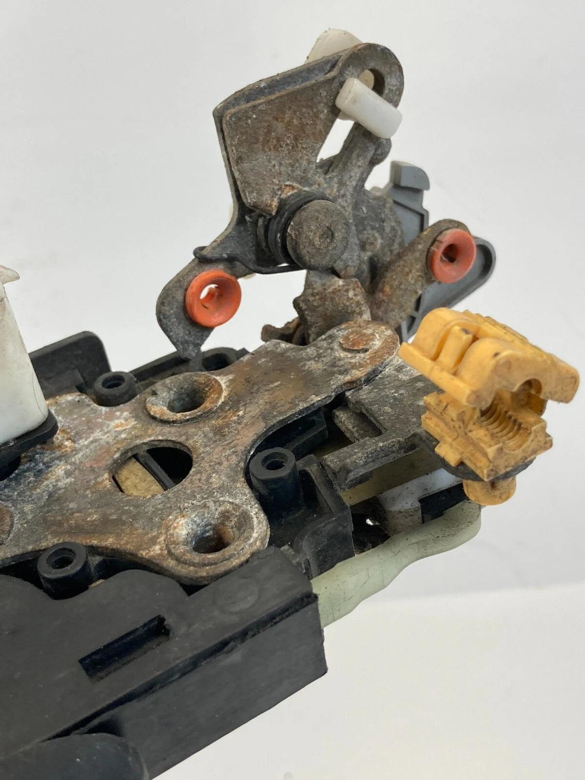03-06 AVALANCHE 1500 TAHOE REAR RIGHT BACK SIDE DOOR LOCK LATCH ASSY 16872414