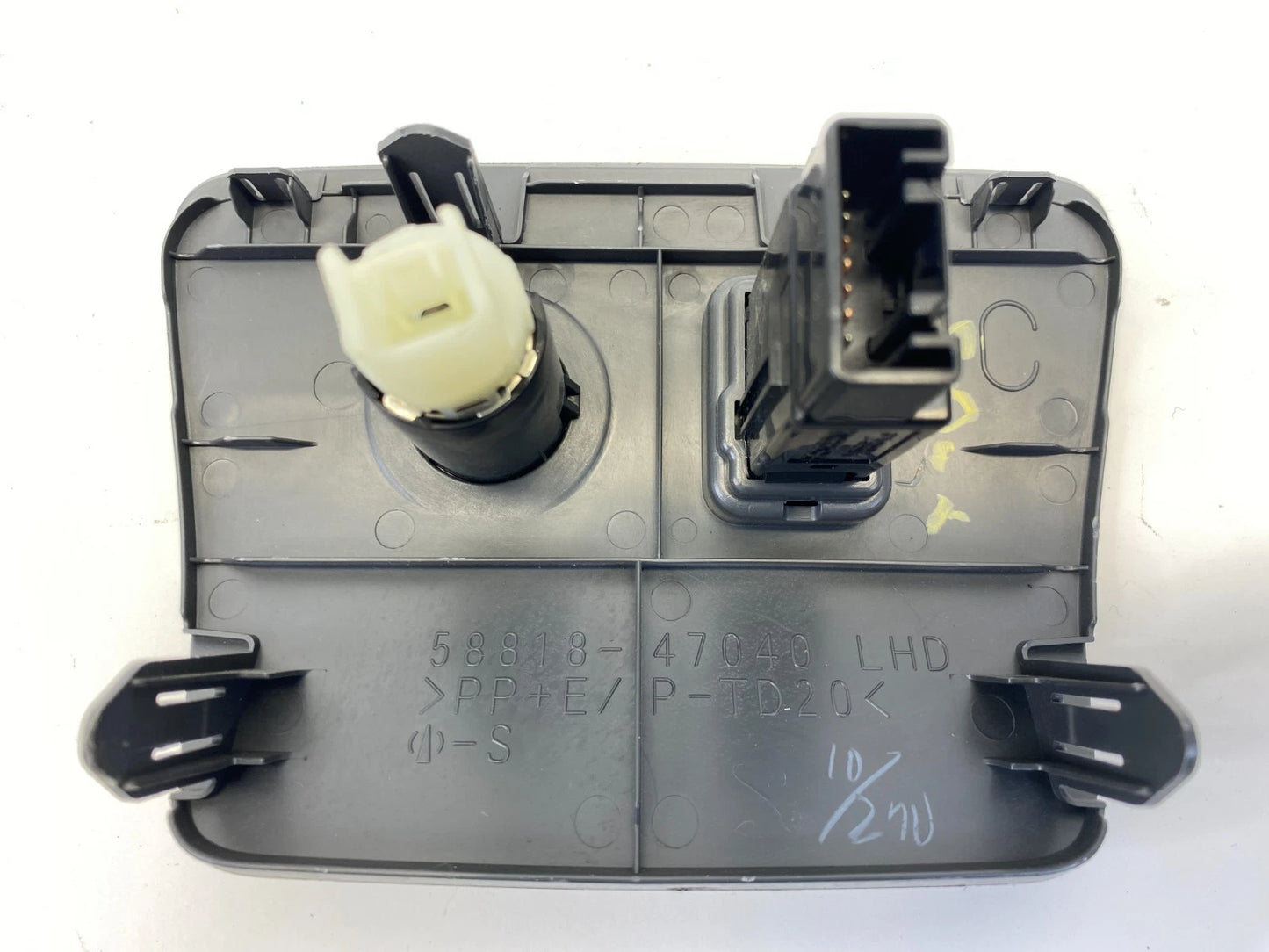 10-11 TOYOTA PRIUS CENTER CONSOLE PANEL WITH POWER OUTLET OEM FACTORY 5881847040