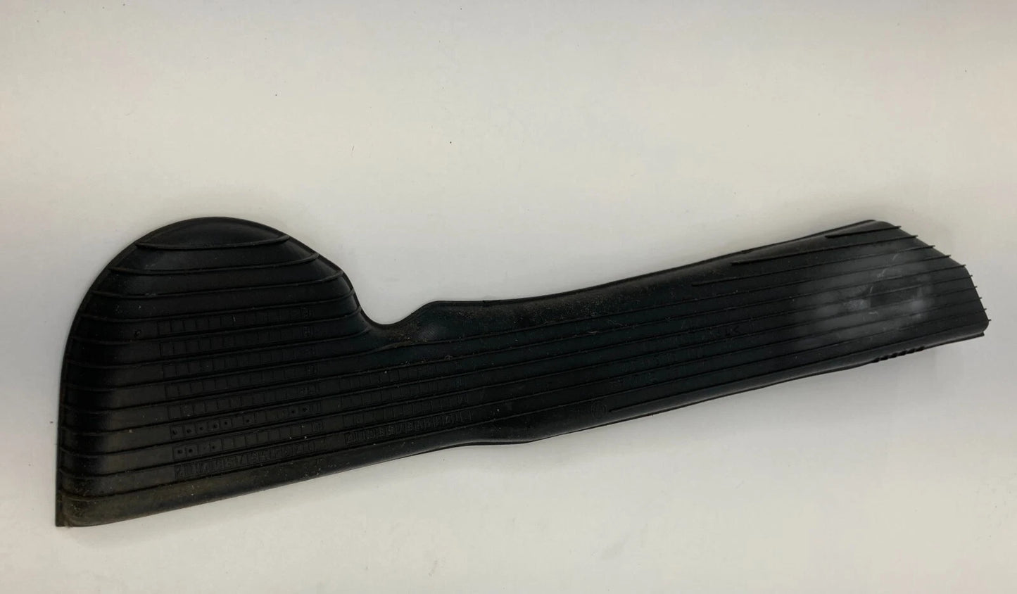 2012-2014 VOLKSWAGEN PASSAT FRONT LEFT SIDE STORAGE RUBBER INSERT MAT 561868133