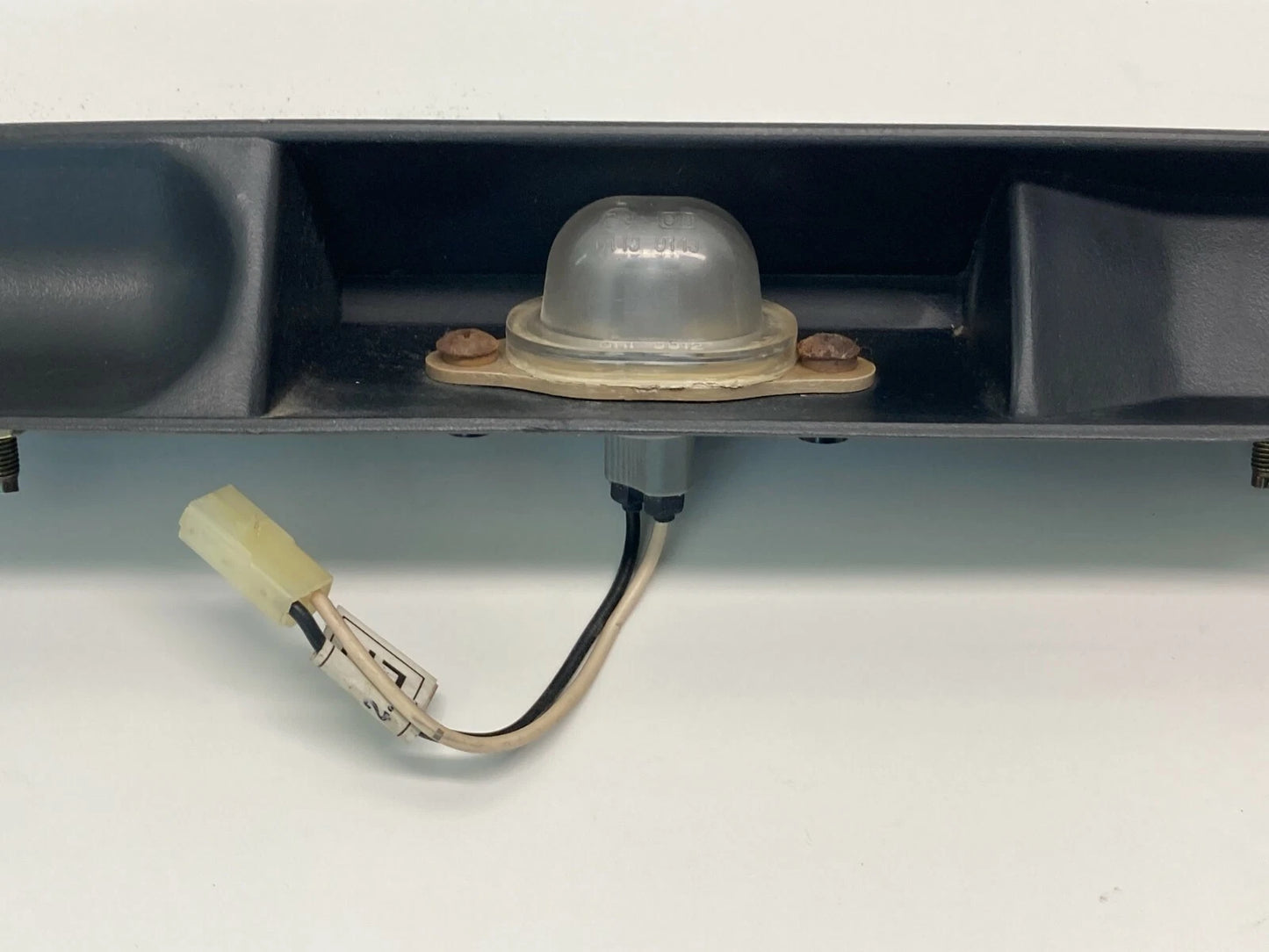 2000 DAEWOO LANOS REAR TRUNK DECK LID HANDLE BEZEL LICENSE PLATE TRIM 96255815