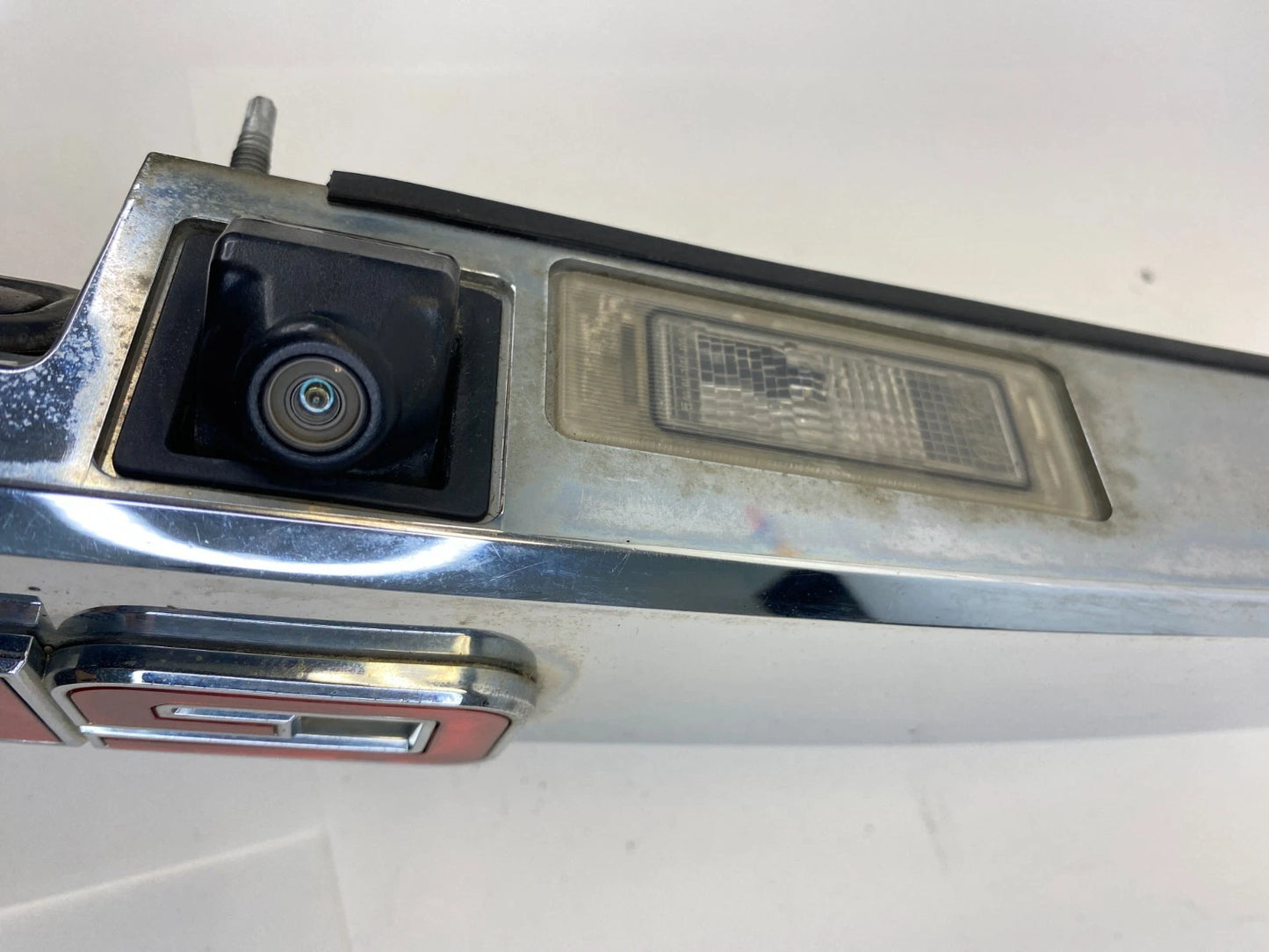 2010-2012 GMC TERRAIN TRUNK LID GARNISH LICENSE PLATE BEZEL MOLDING W/ CAMERA