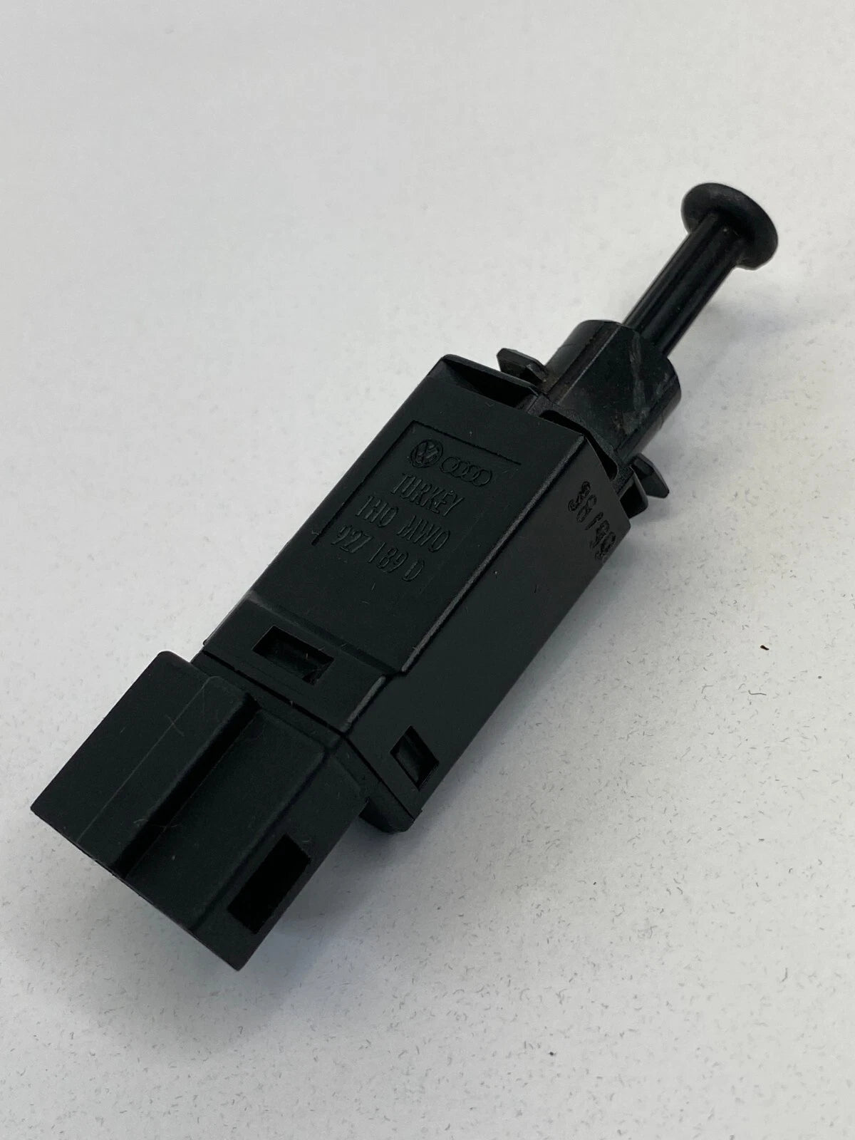 1998-2001 VOLKSWAGEN NEW BEETLE BRAKE LIGHT SWITCH SENSOR 927189D OEM