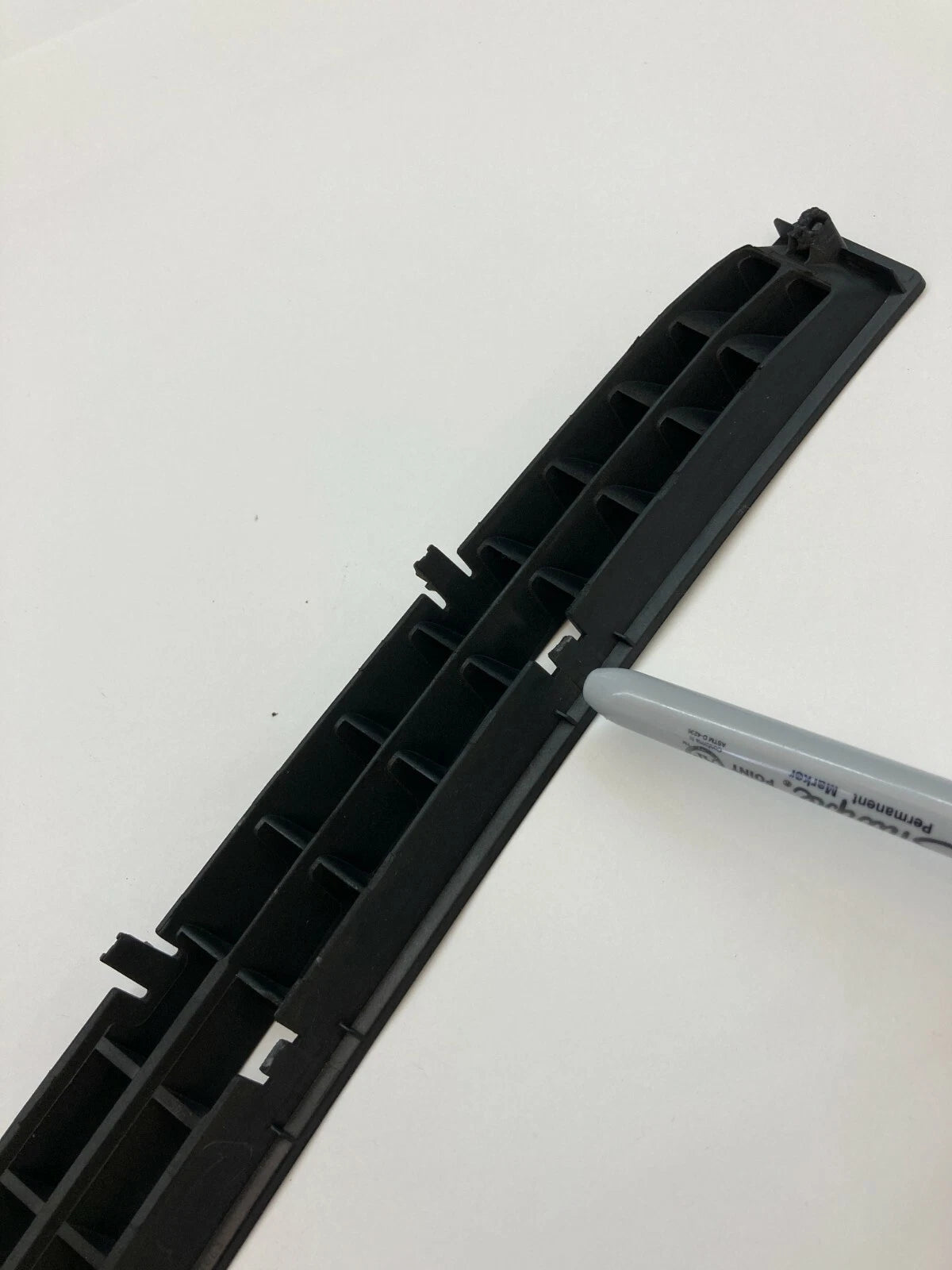 2006 VOLKSWAGEN PASSAT CENTER DASH DEFROSTER AIR VENT GRILL BEZEL TRIM P0108663