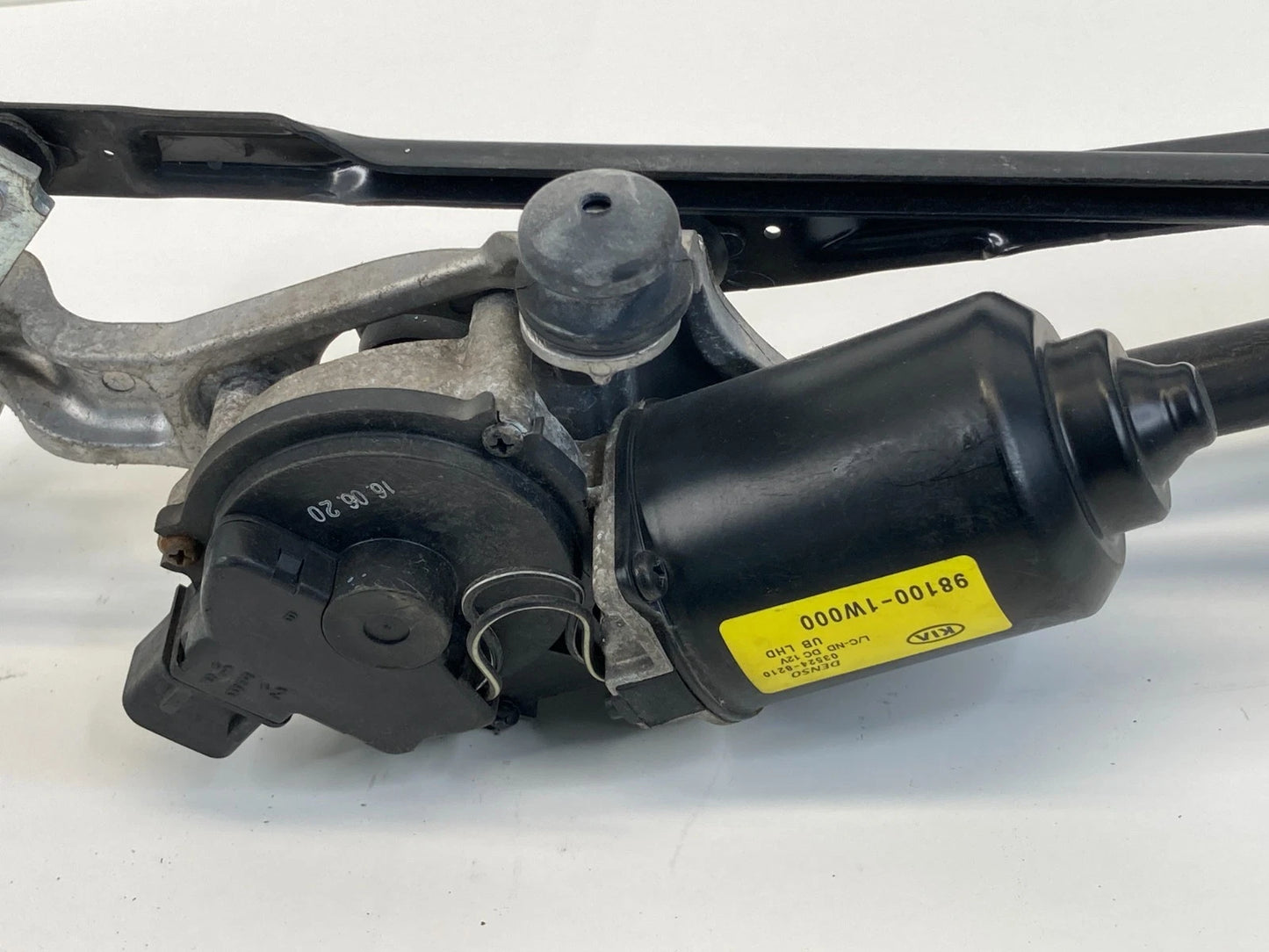 2012-2017 Kia Rio Front Windshield Wiper Motor w/ Linkage 98100-1W000 OEM