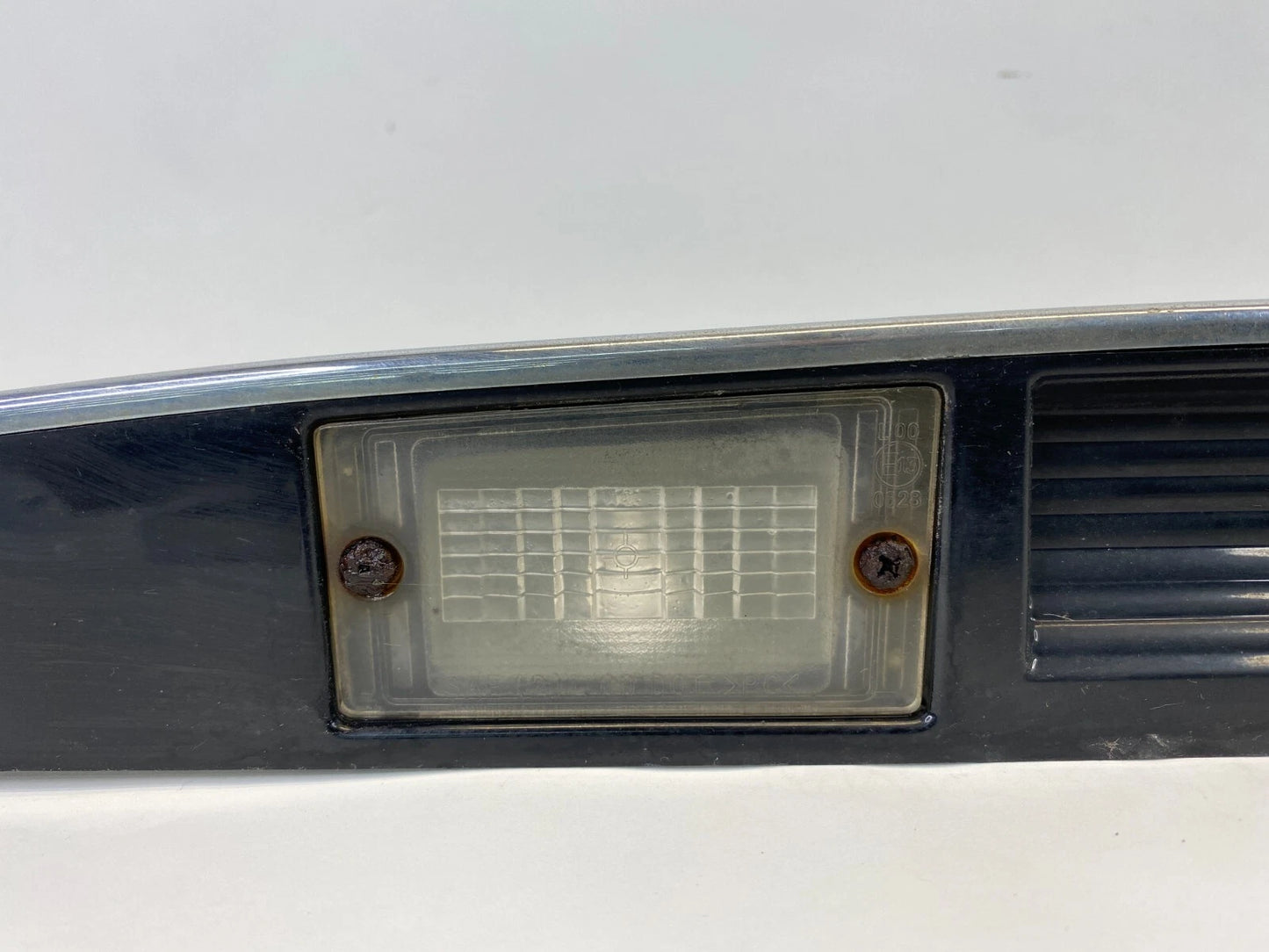04-06 KIA SPECTRA REAR LID FINISH GARNISH LICENSE LIGHT PANEL MOLDING 925012F010