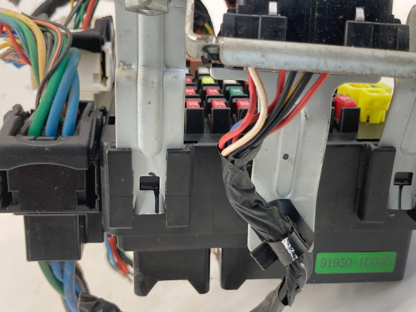 2006-2011 06-11 HYUNDAI ACCENT DASH CABIN FUSE BOX RELAY JUNCTION 919501G040 OEM