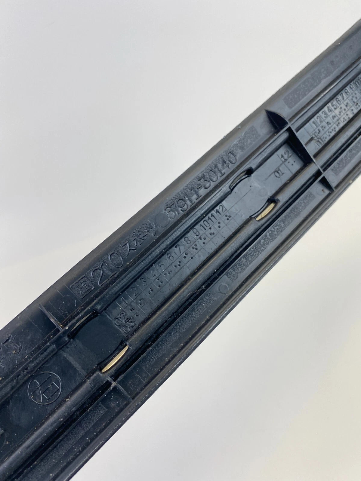 1998-2005 LEXUS GS300 FRONT RIGHT DOOR SILL SCUFF PLATE MOULDING TRIM 6791130090