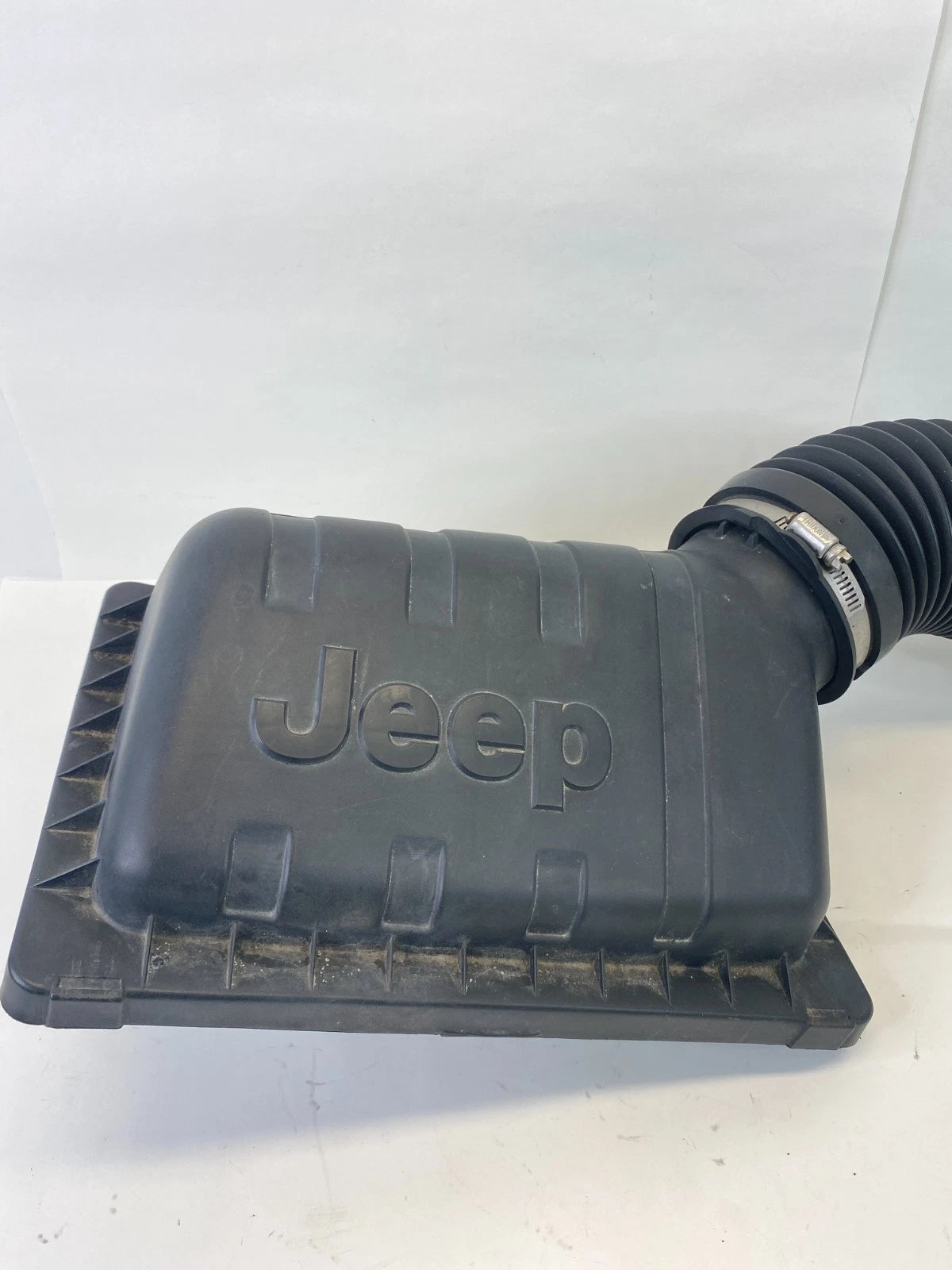 02-07 JEEP LIBERTY 3.7L AIR INTAKE DUCT & UPPER AIR FILTER HOUSING 53013727AA