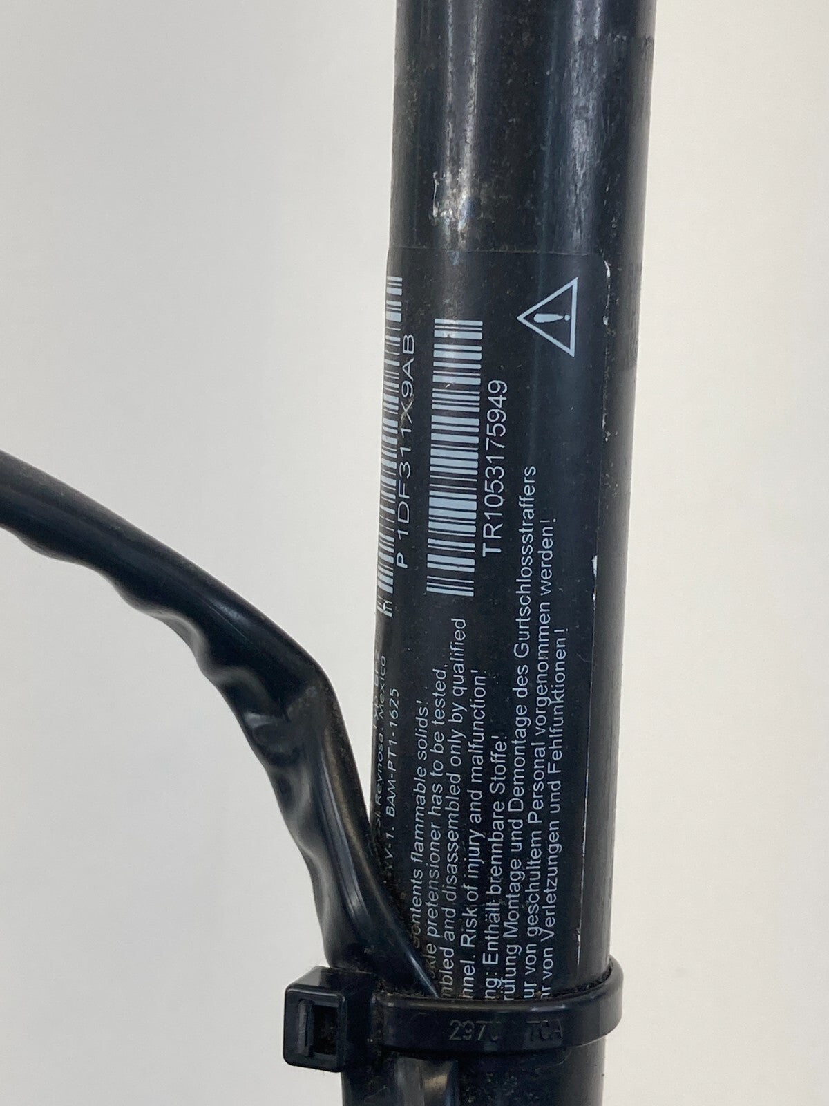 11-16 Chrysler Town & Country Front Left Side Seat Belt Buckle 1DF311X9AB OEM