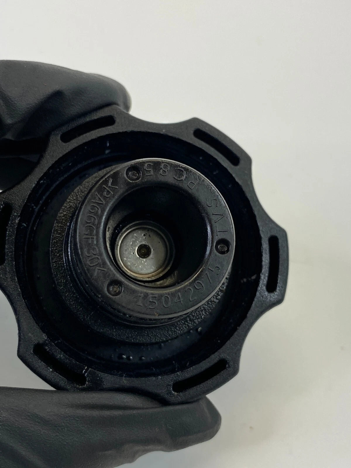 2008-2017 BUICK ENCLAVE GMC ACADIA RADIATOR CAP COOLANT COVER 15042975 OEM