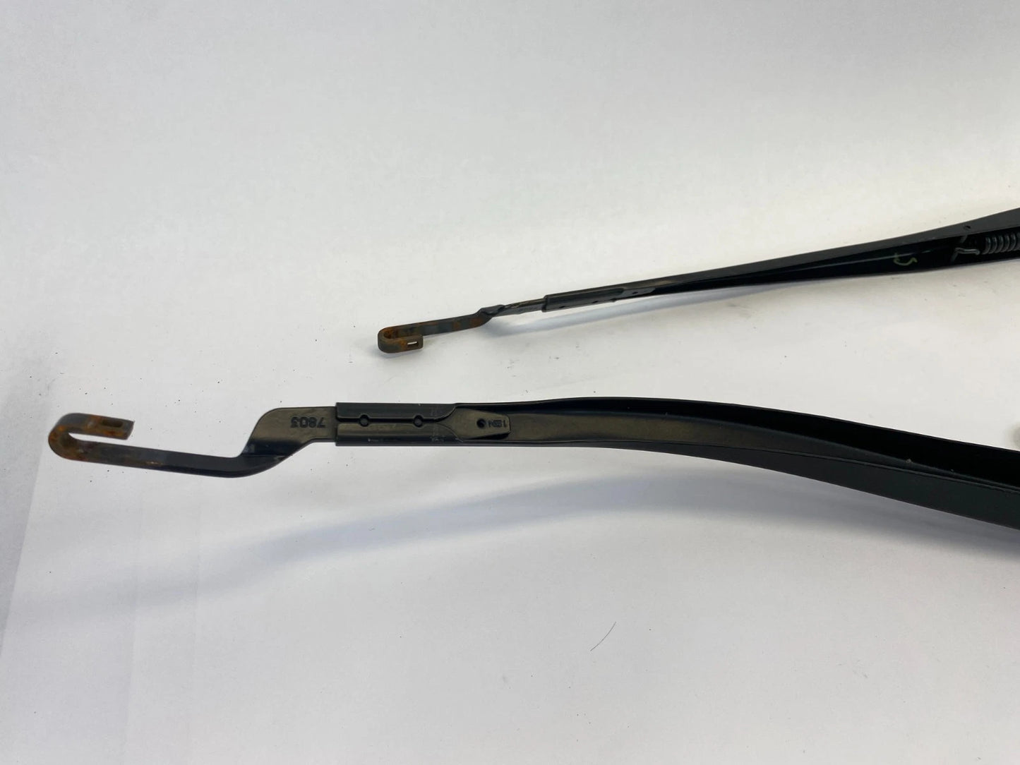 2010-2015 TOYOTA PRIUS FRONT WINDSHIELD WIPER ARMS LEFT AND RIGHT PAIR OEM