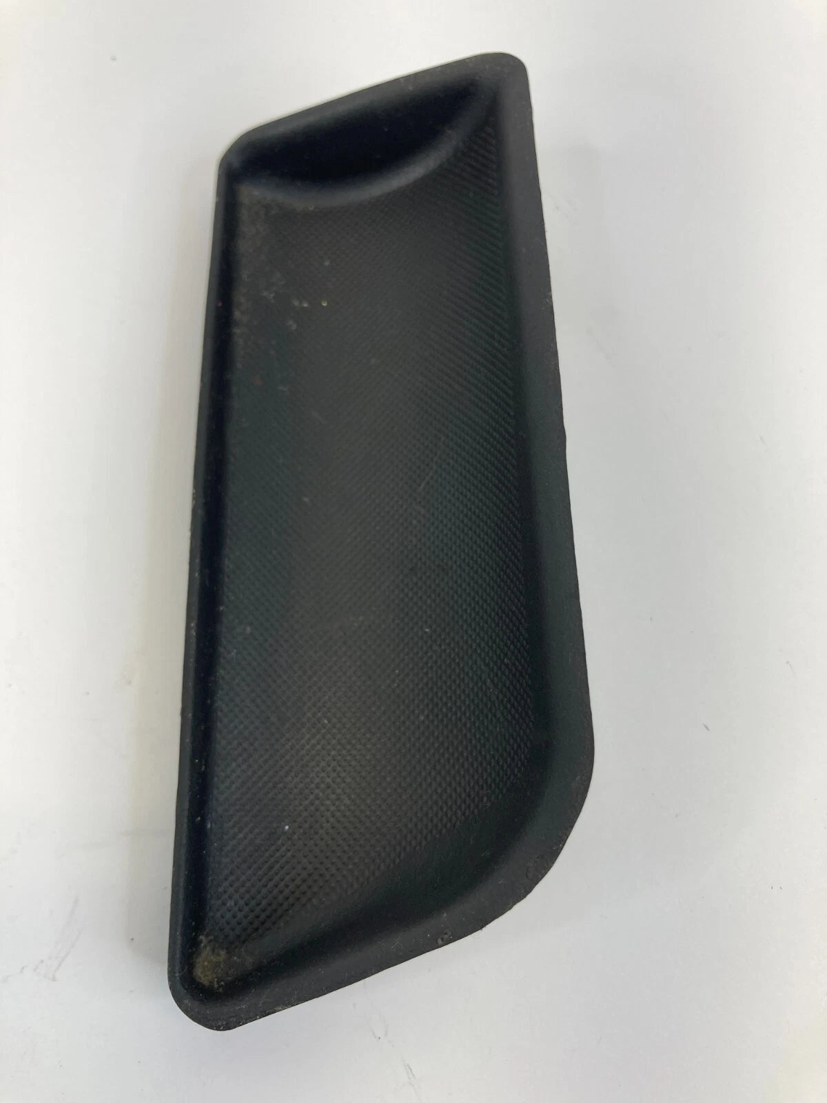 06-13 CHEVROLET IMPALA REAR RIGHT DOOR PANEL SCREW COVER CAP MAT TRIM 10352912