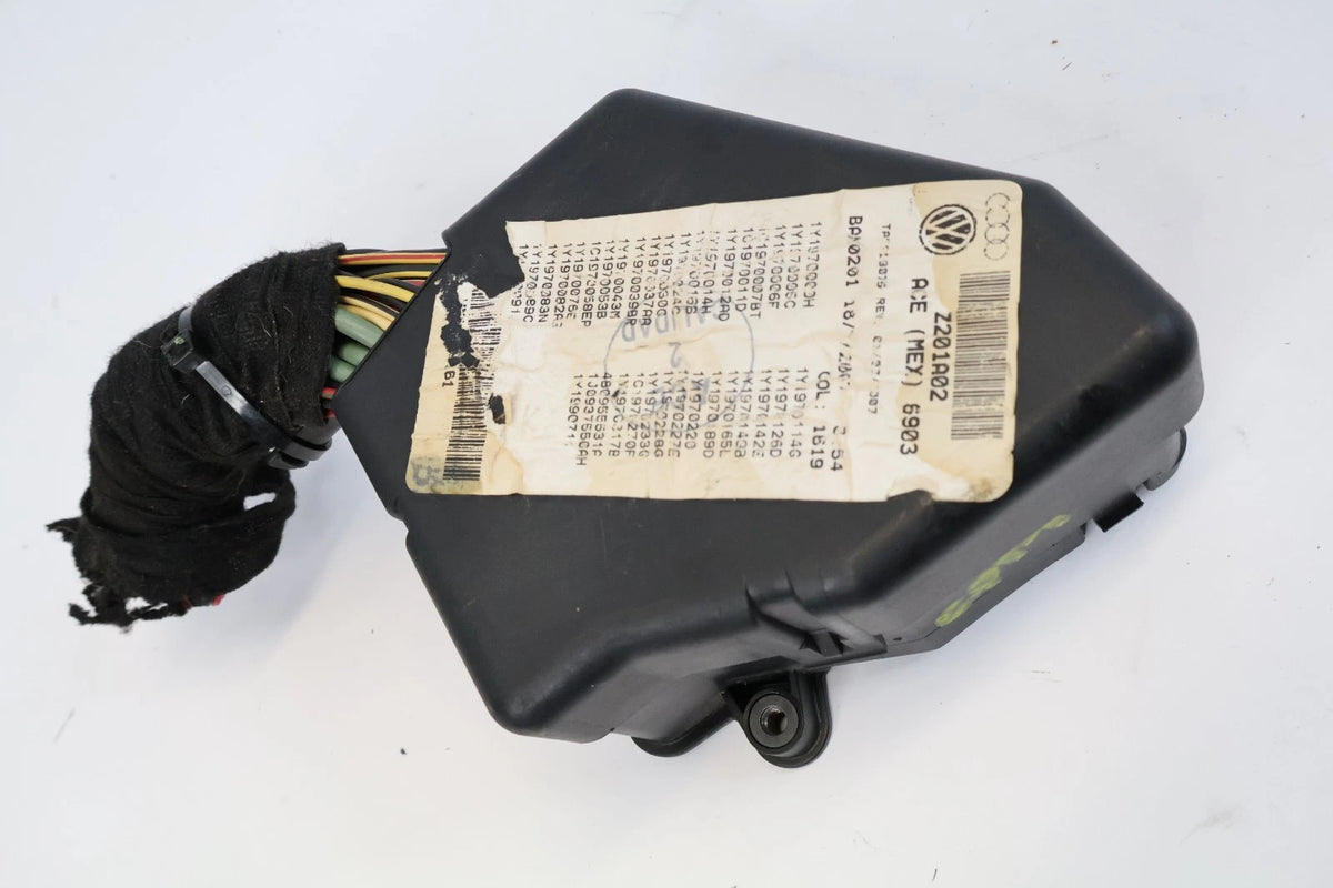 2003-2010 NEW BEETLE CONVERTIBLE 2.5L AT DASH INTERIOR CABIN FUSE BOX OEM