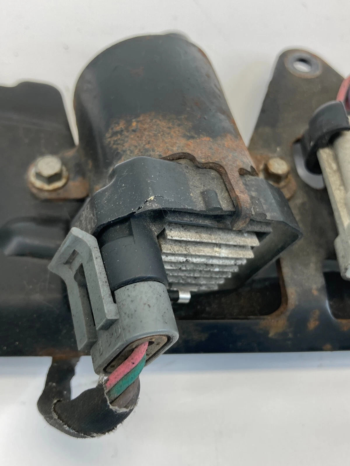 00-06 CHEVY TAHOE GMC YUKON LEFT ENGINE IGNITION COIL IGNITER PACK BRACKET SET