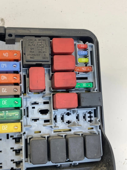 2012-2017 Fiat 500 A/T Engine Fuse Relay Box Fusebox Compartment w/ Terminal OEM
