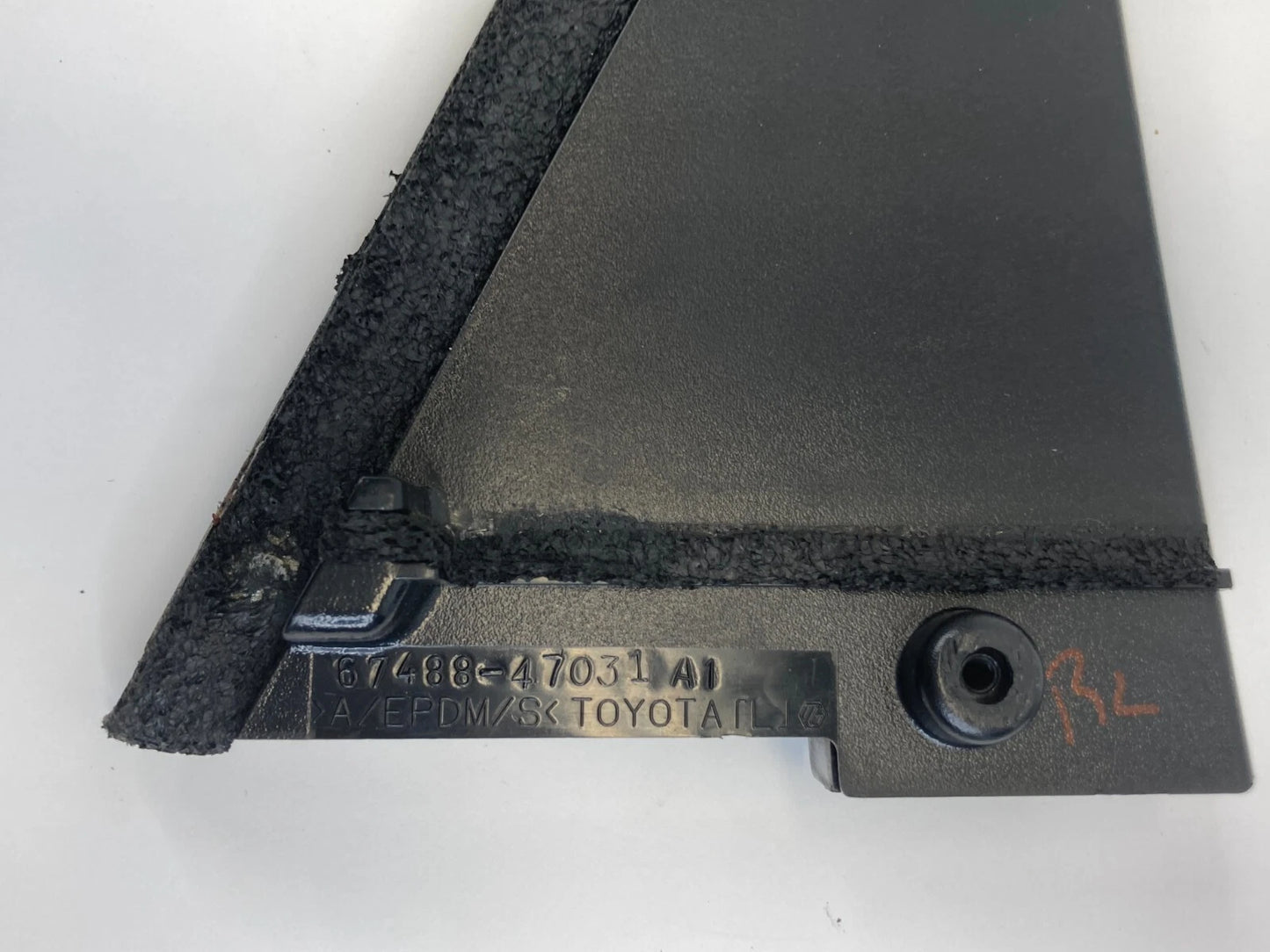 04-09 TOYOTA PRIUS REAR LEFT SIDE DOOR INNER SEAL CORNER COVER 67488-47031 OEM