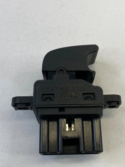 2004-2009 MAZDA 3 MAZDA3 REAR RIGHT SIDE DOOR WINDOW CONTROL SWITCH D397-66-370