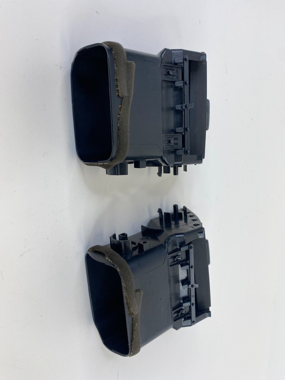 09-11 Toyota Corolla Center Dash A/C Air Vent Grill Grille Set Pair 55688-02040